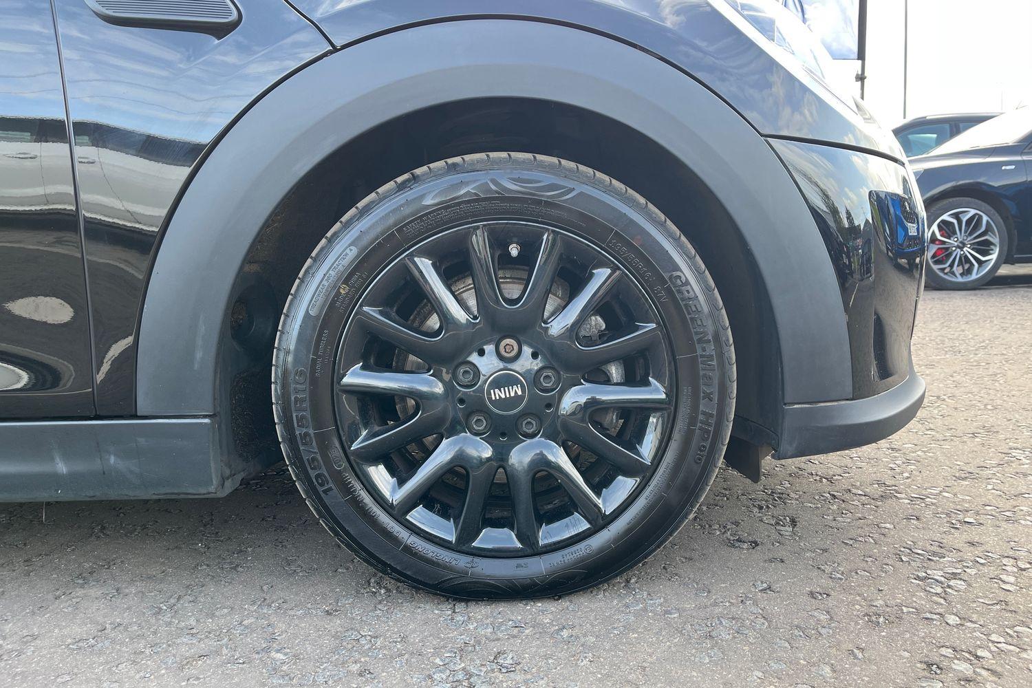 MINI Hatch Photo 7