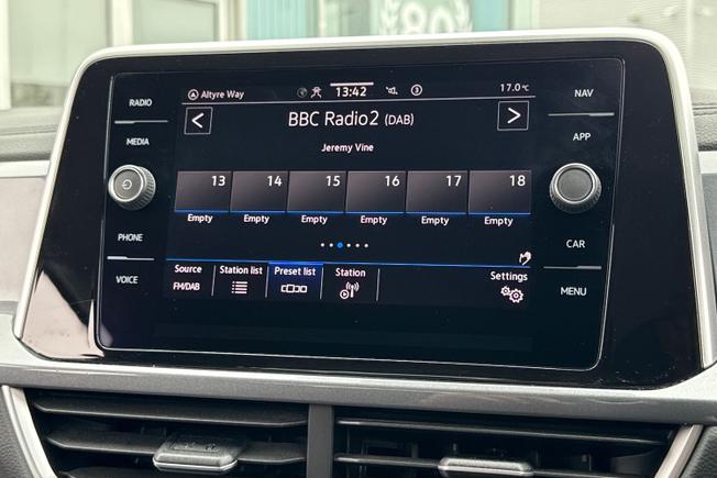 VOLKSWAGEN T-Roc Photo 35
