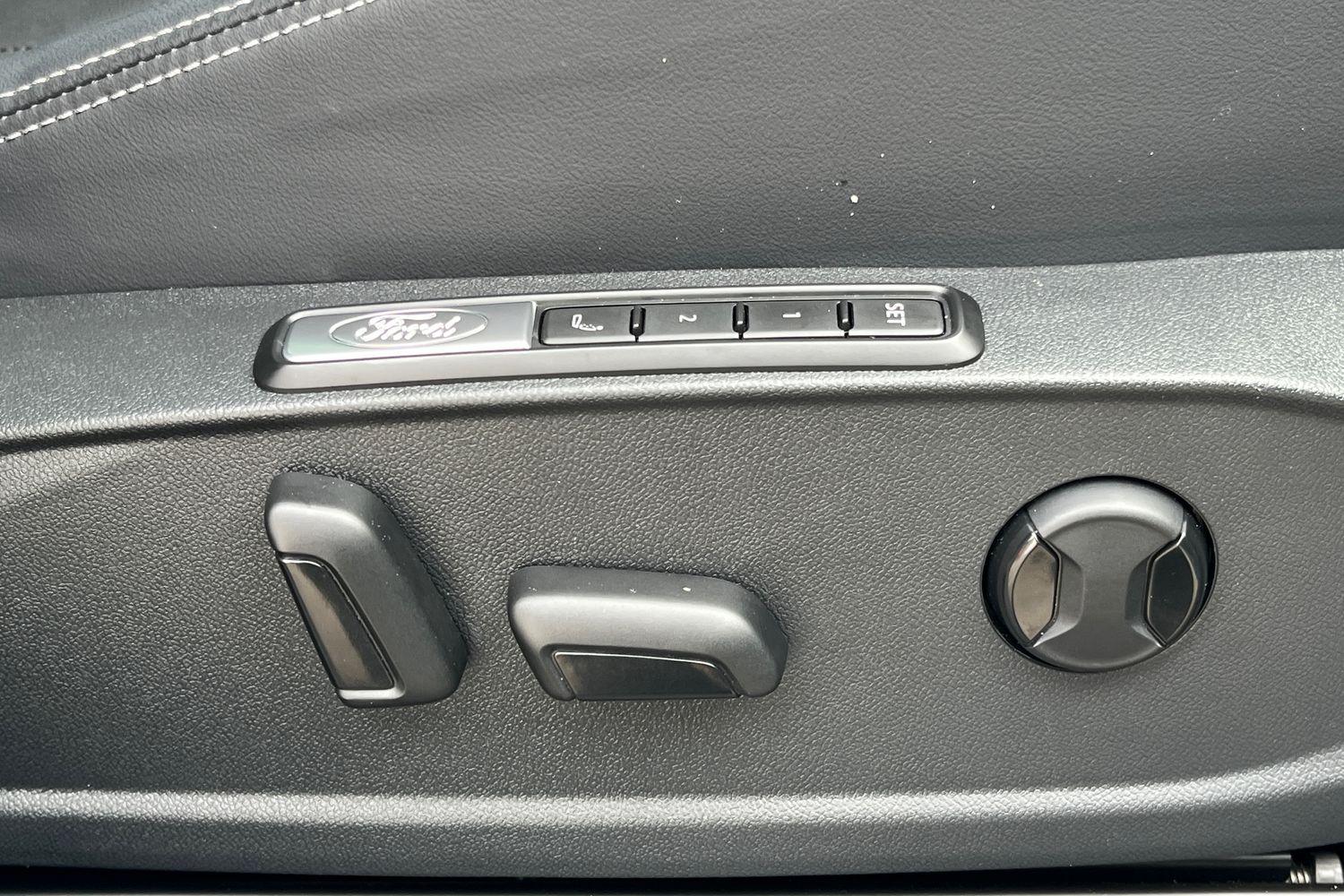 Ford EXPLORER Photo 29