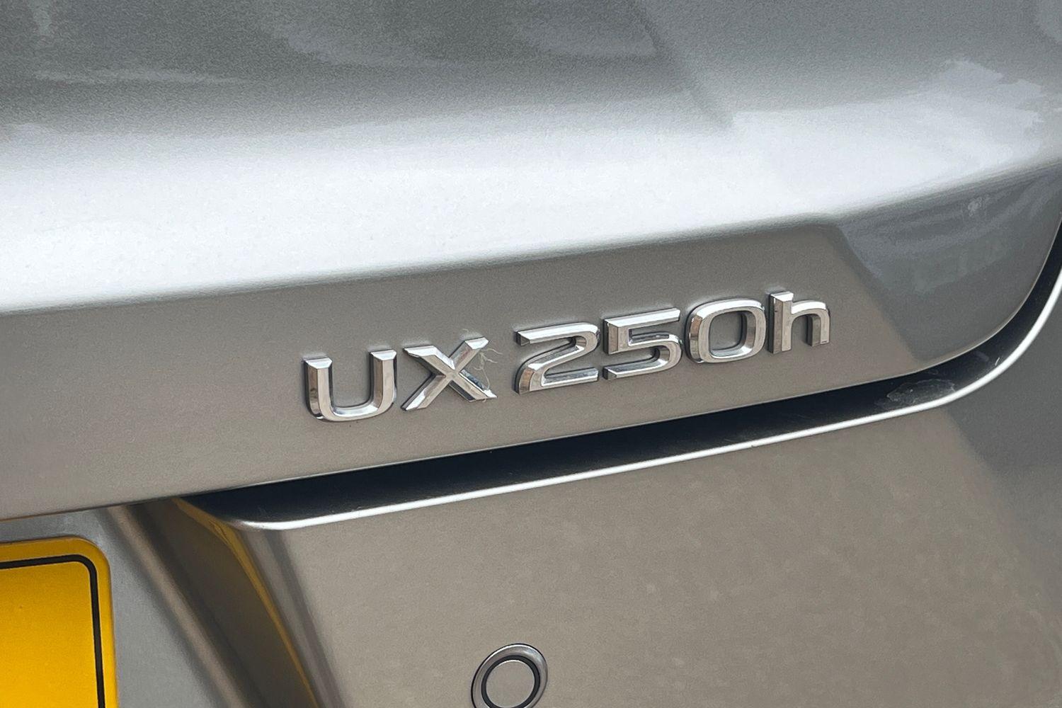 Lexus UX Photo 38