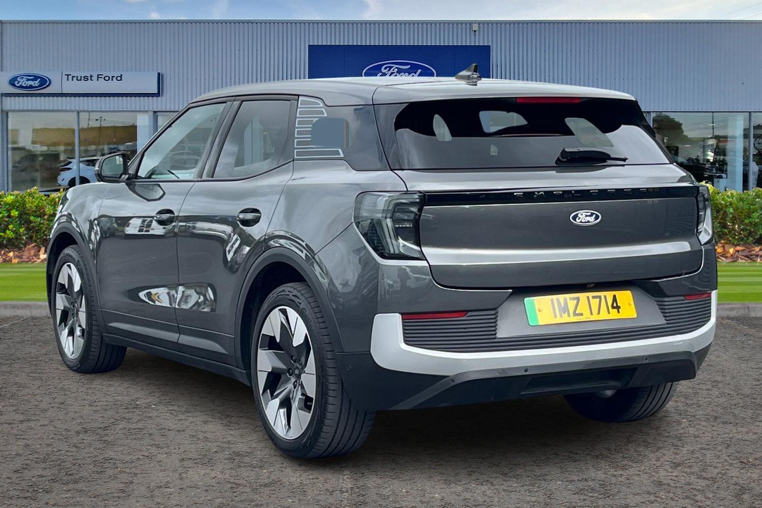 Ford Explorer Photo 1