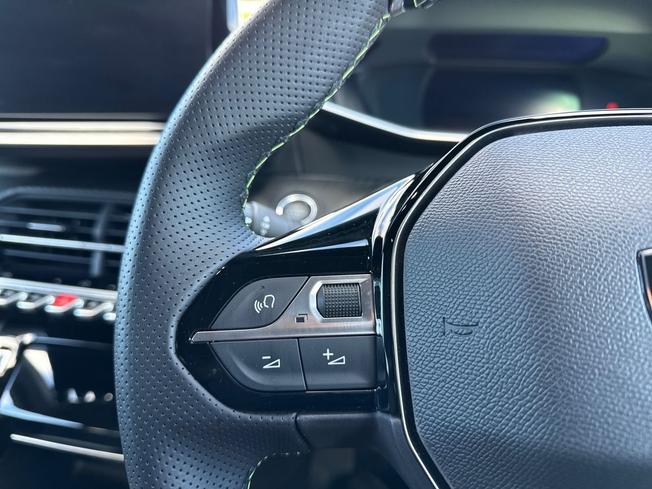 PEUGEOT E-208 Photo 16