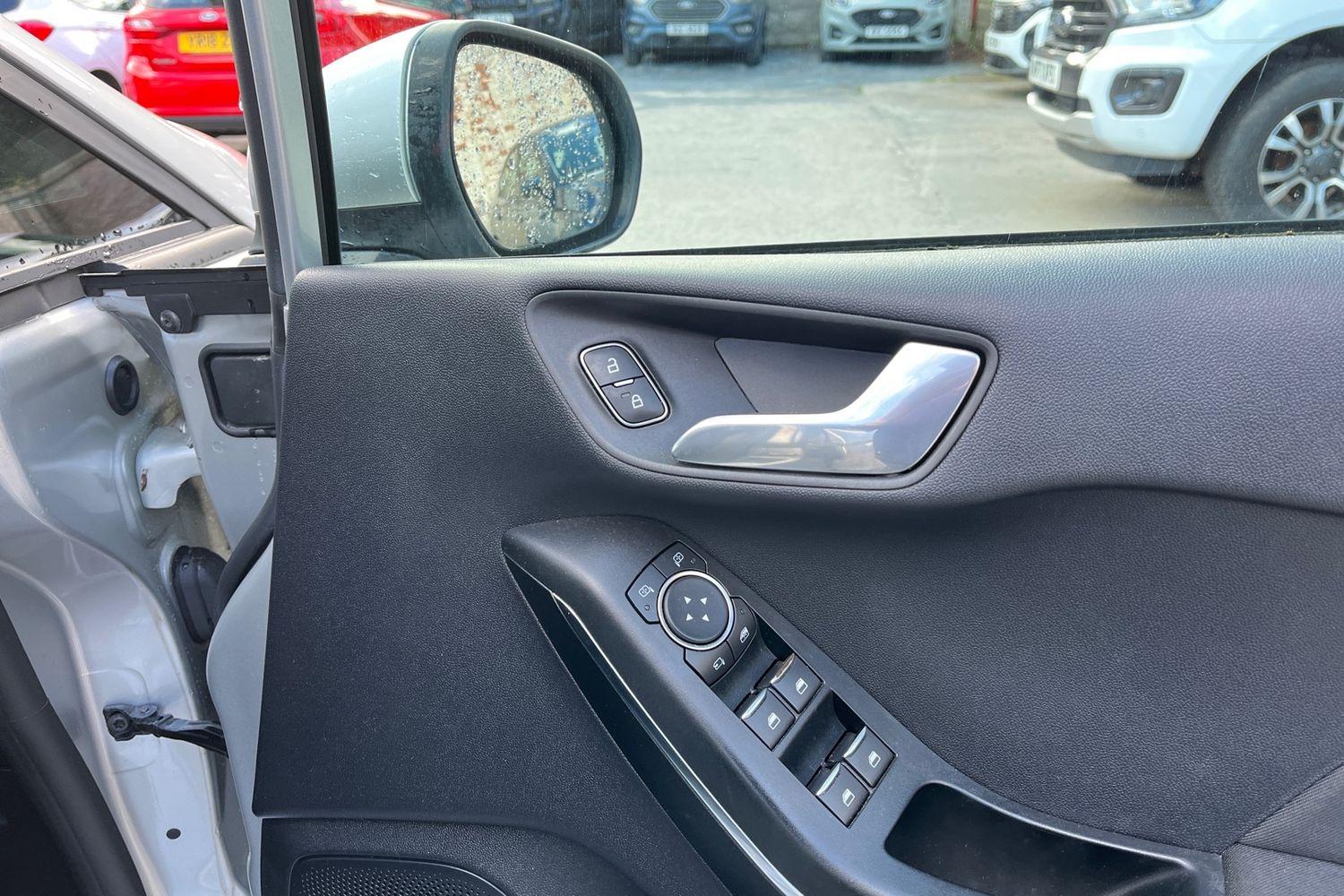 Ford FIESTA Photo 24