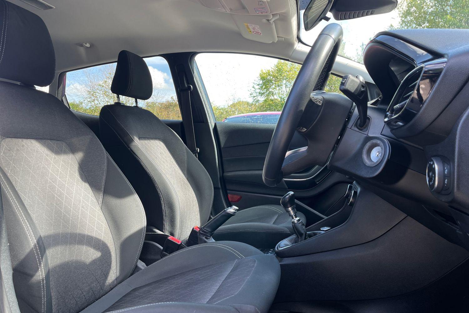Ford FIESTA Photo 16