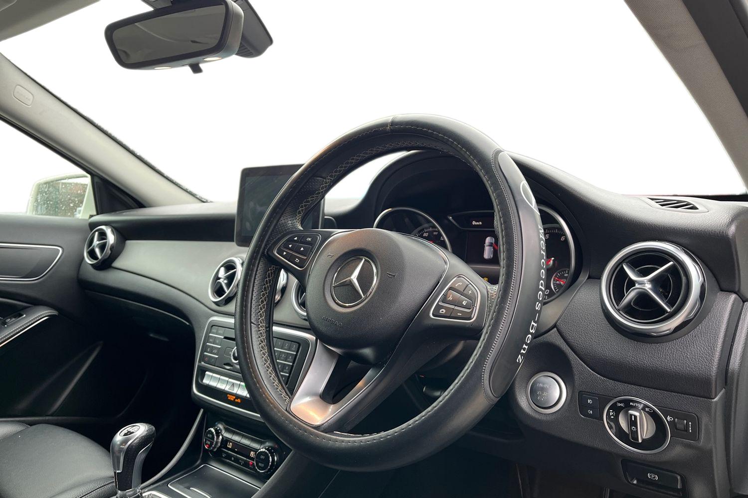 Mercedes-Benz GLA Photo 8