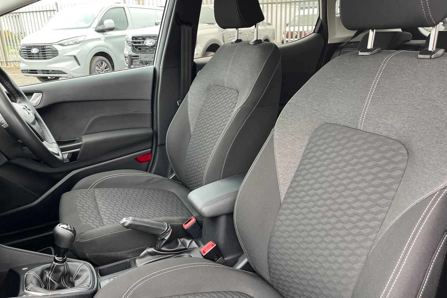 Ford FIESTA Photo 18