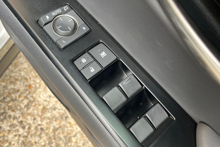 Lexus UX Photo autoimg-0b23f677931a9fa163961bde740d36d247400825.jpg