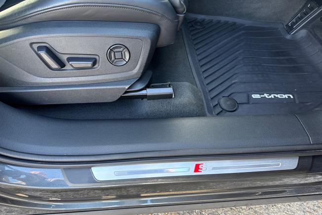 AUDI e-tron Photo 35