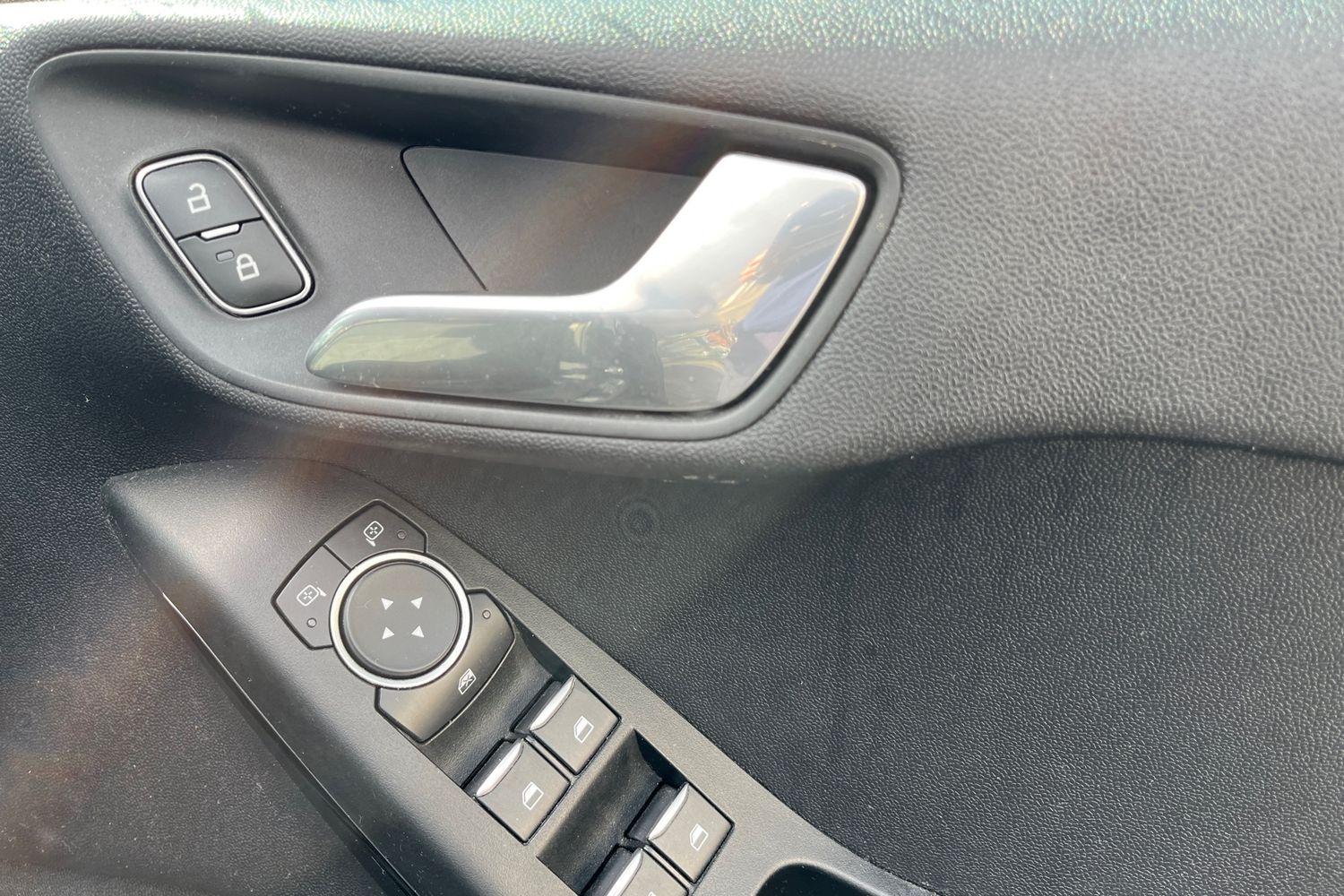Ford FIESTA Photo 23