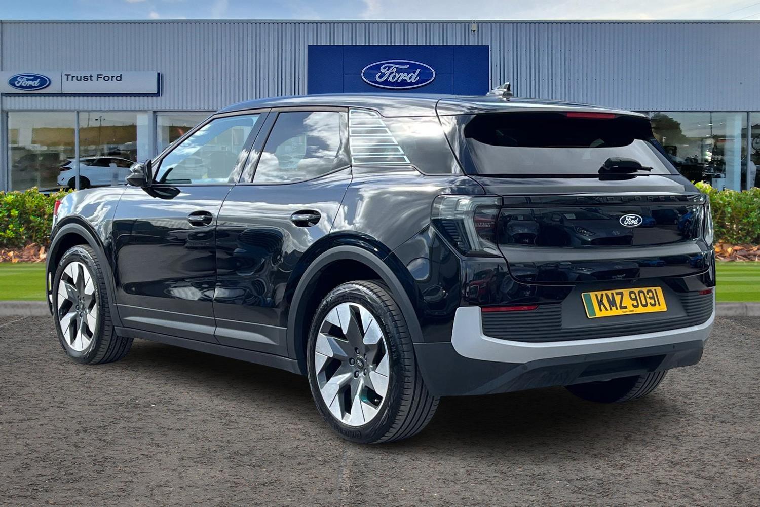 Ford Explorer Photo 1