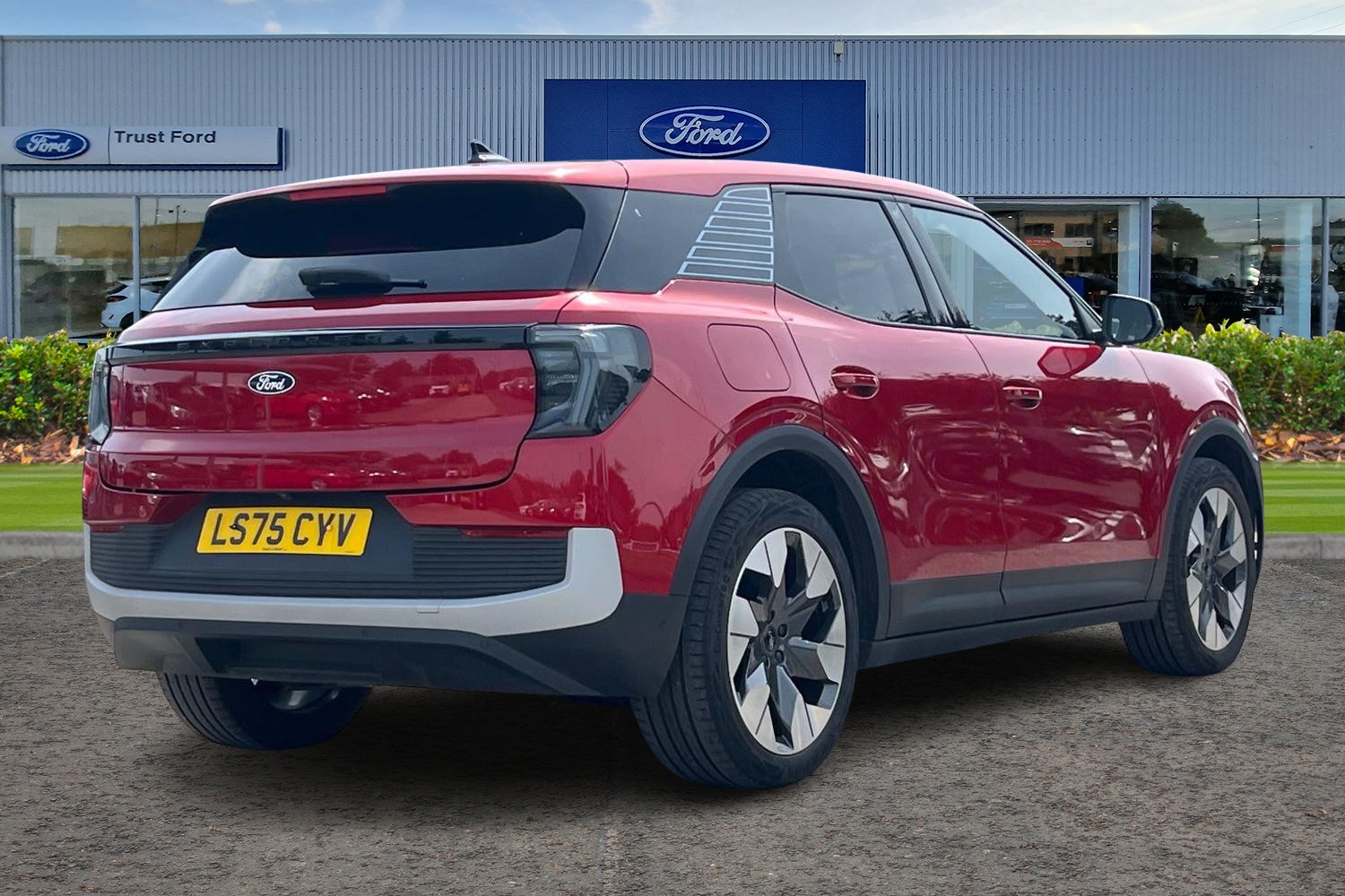 Ford Explorer Photo 3