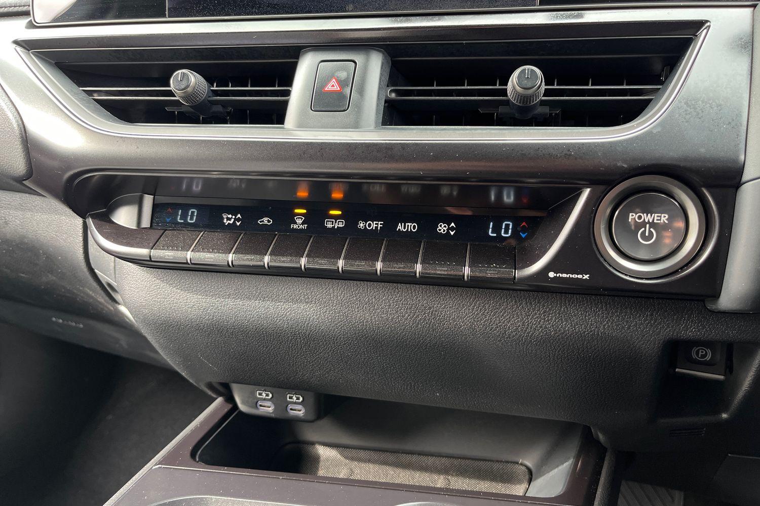 Lexus UX Photo 30