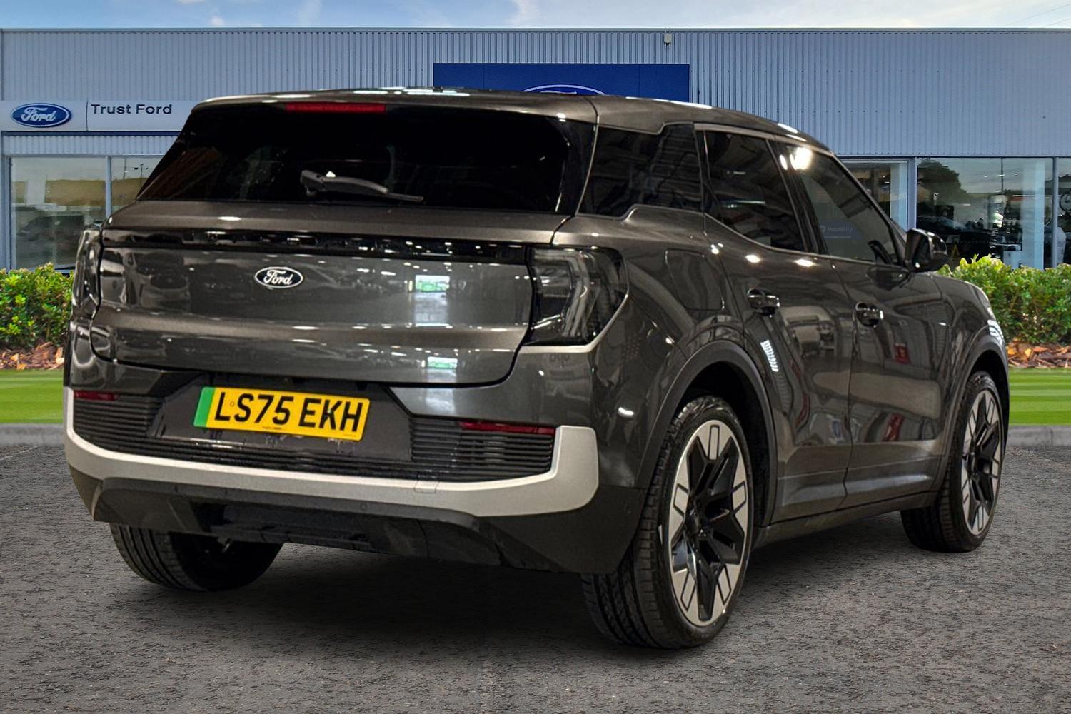Ford Explorer Photo 3