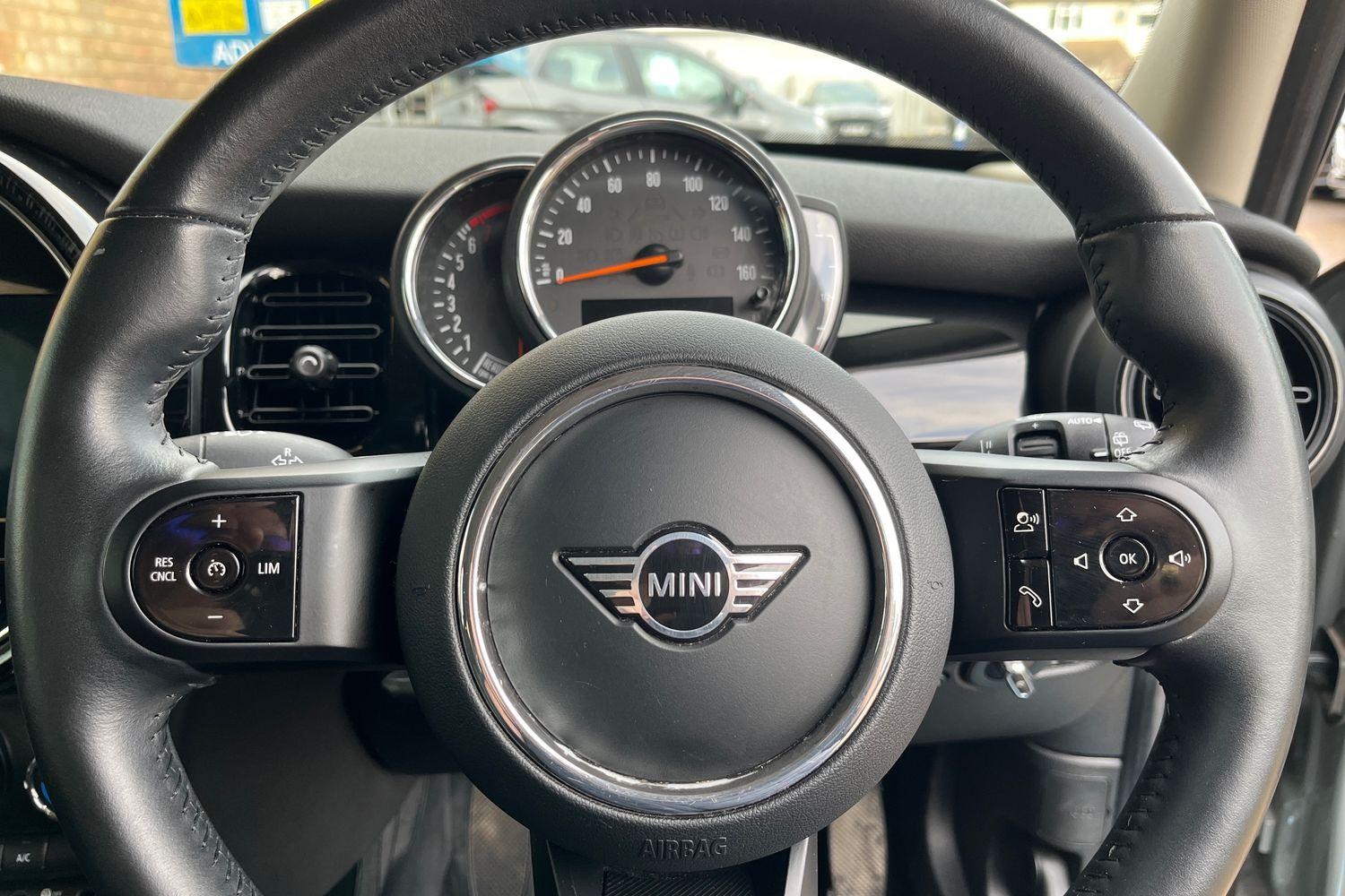 MINI HATCHBACK Photo 11