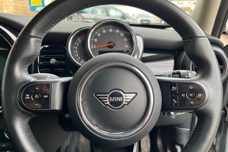 MINI HATCHBACK Photo autoimg-0bb60f3b1af113e18d75238fde9871cb7c47ad43.jpg