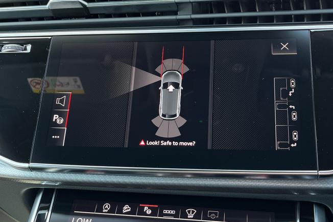 AUDI Rsq8 Photo 32
