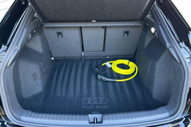 AUDI Q4 e-tron Photo 12