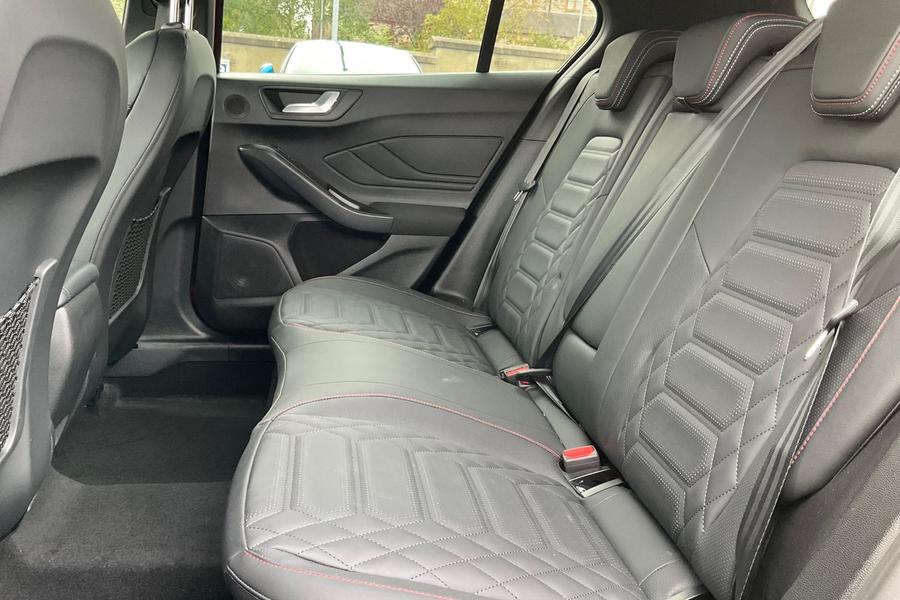 Ford FOCUS Photo autoimg-0c000d27768344ab52db738c8c42db65dbb6d7d8.jpg
