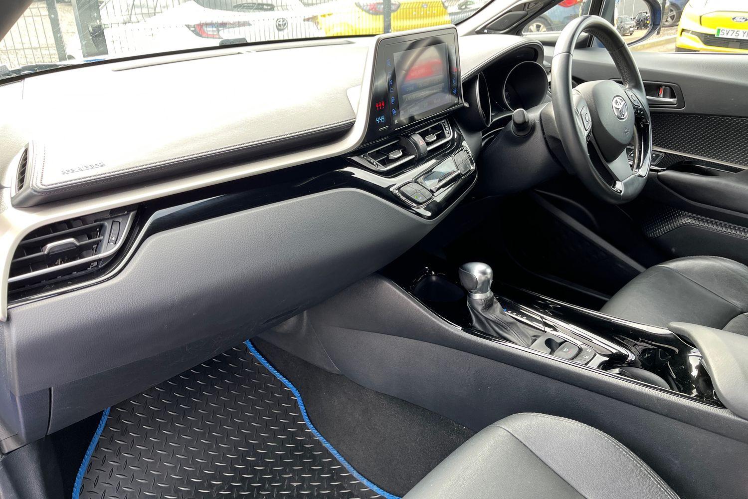 Toyota C-HR Photo 17