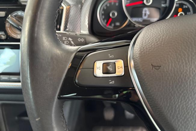 VOLKSWAGEN Up Photo 16