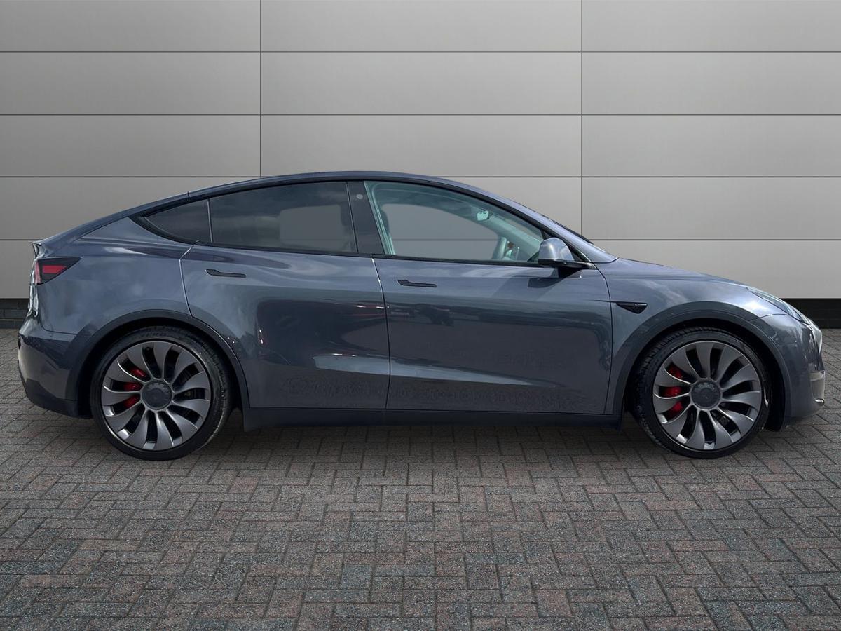 TESLA Model Y Photo 5