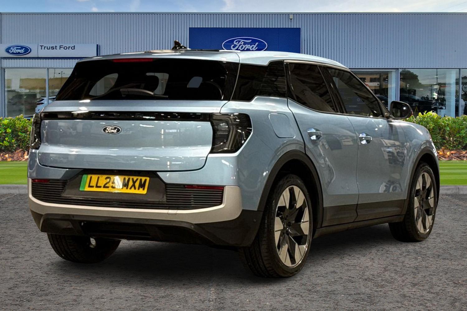 Ford Explorer Photo 3