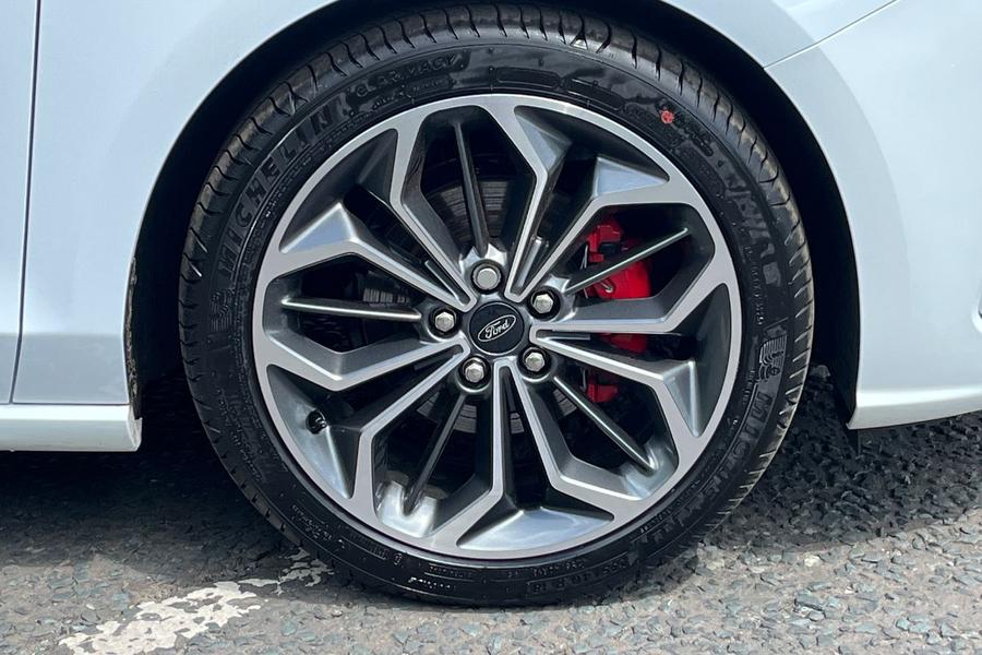 Ford FOCUS Photo autoimg-0c4c364f4af4ddb88917a5370bd53ce0f7ad2bd9.jpg
