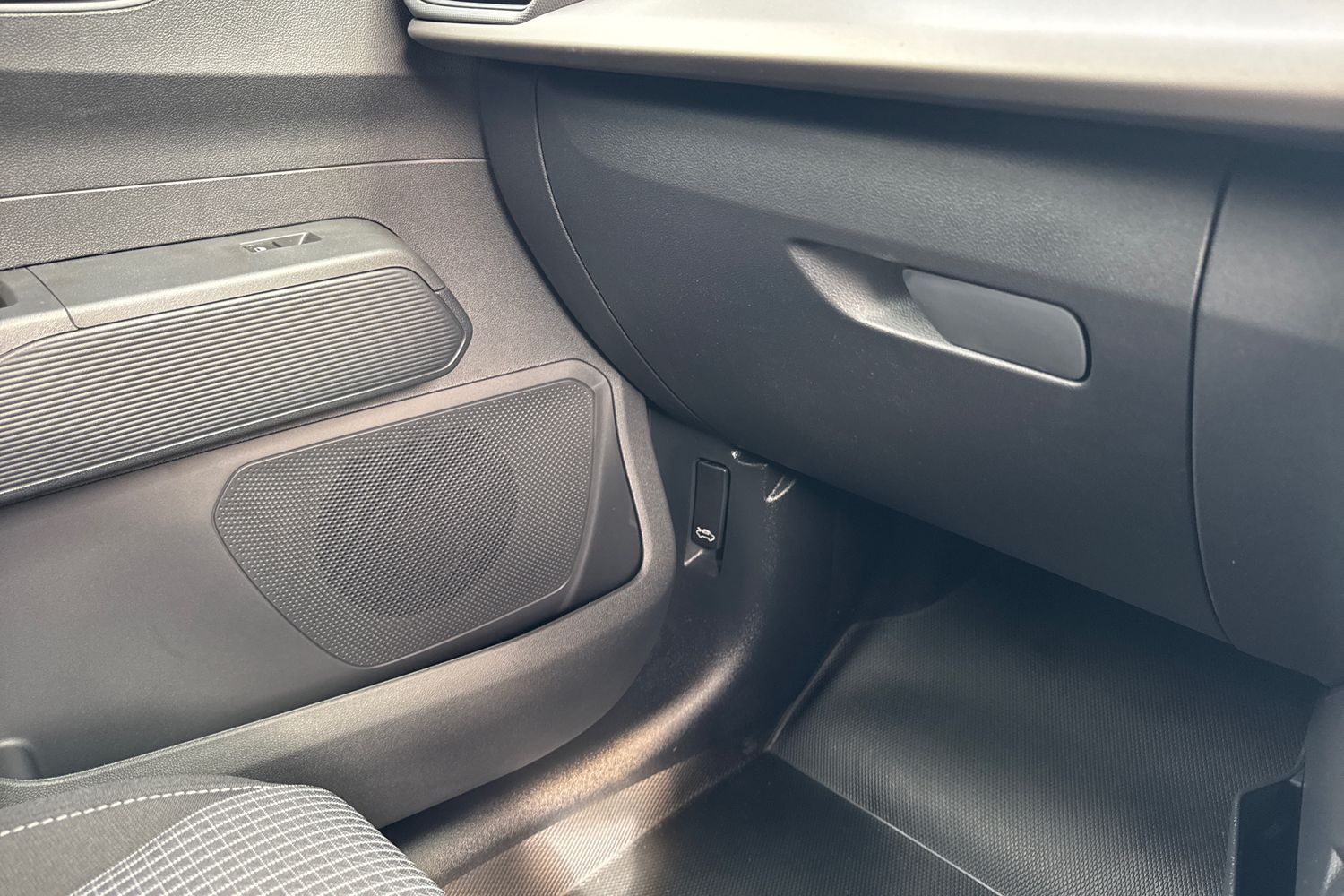 Ford E-TRANSIT COURIER Photo 39