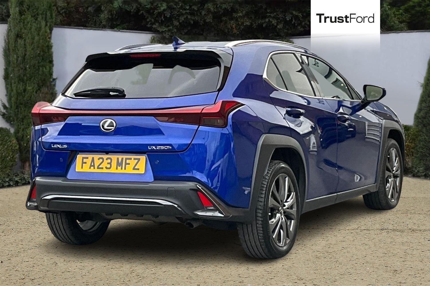 Lexus UX Photo 3