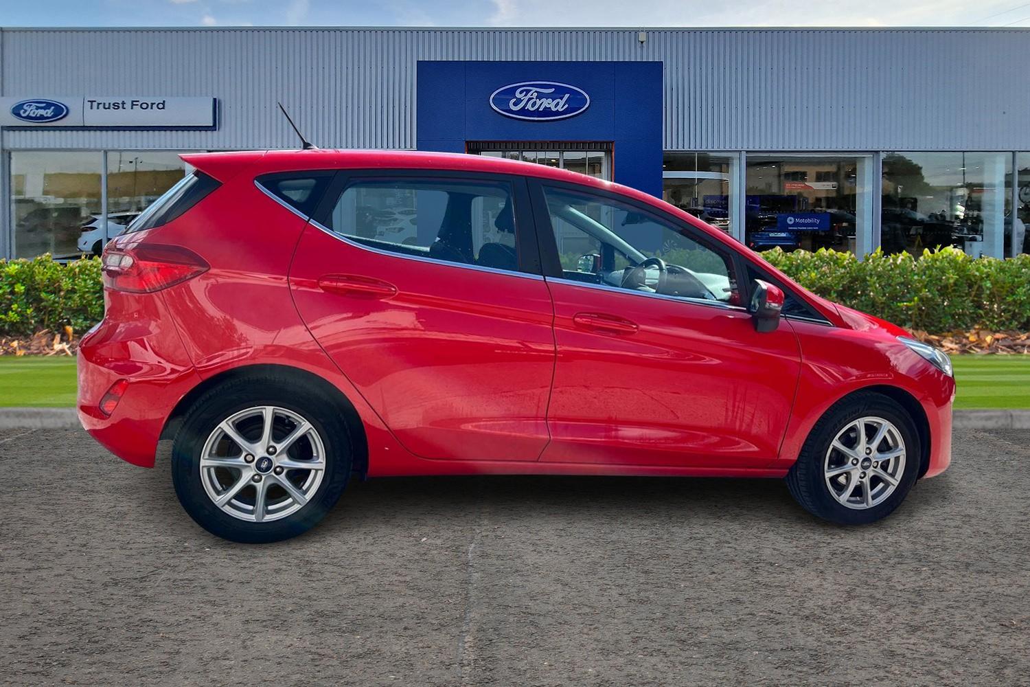 Ford FIESTA Photo 2