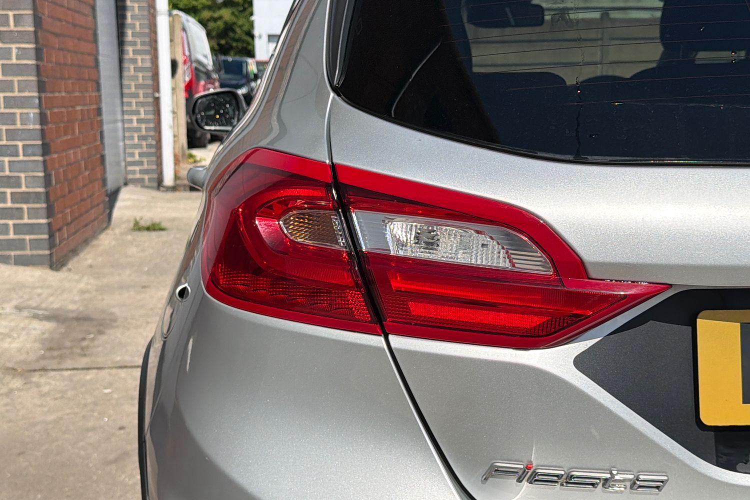 Ford FIESTA Photo 24