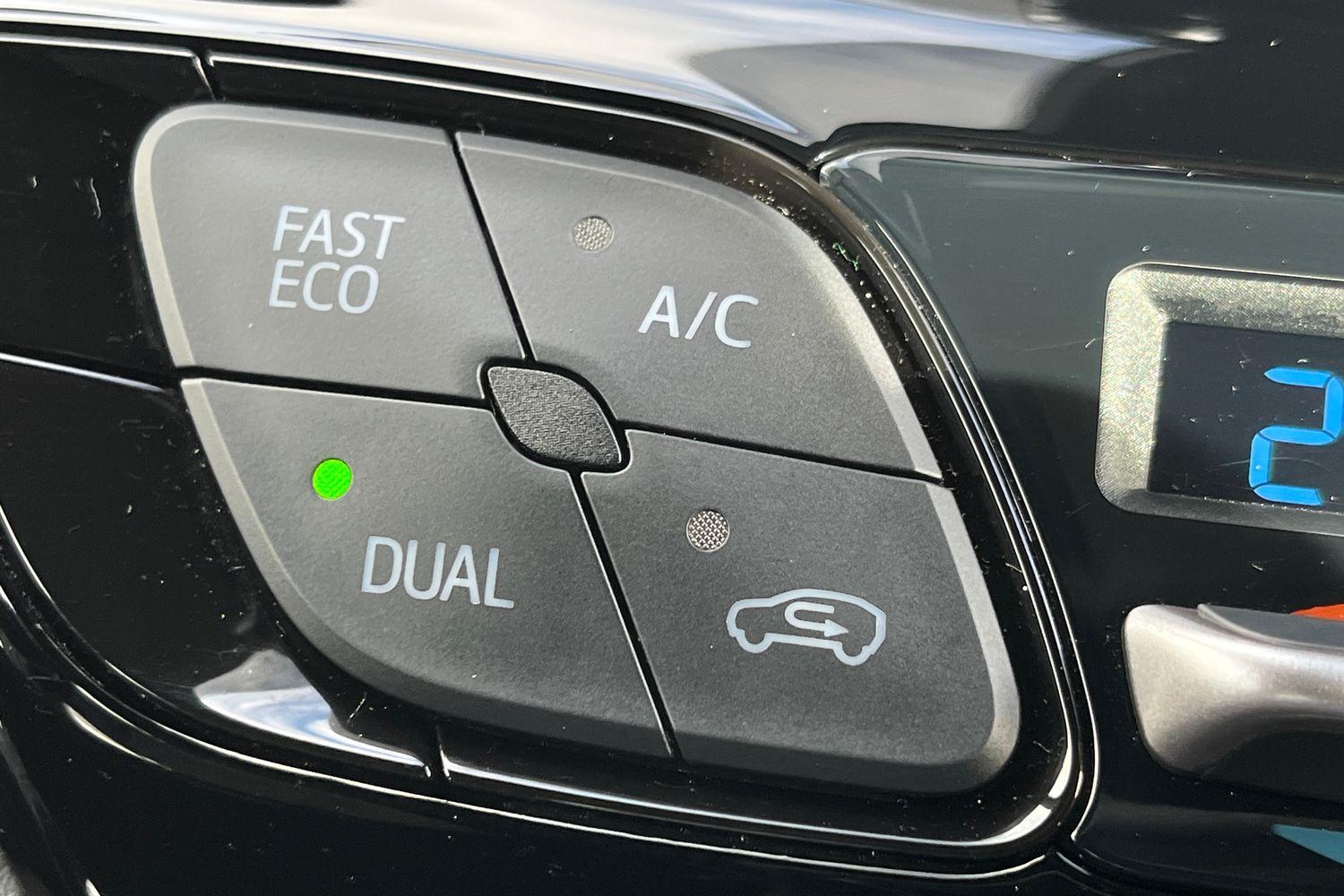 Toyota C-HR Photo 32