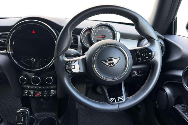 MINI Hatch Photo 11
