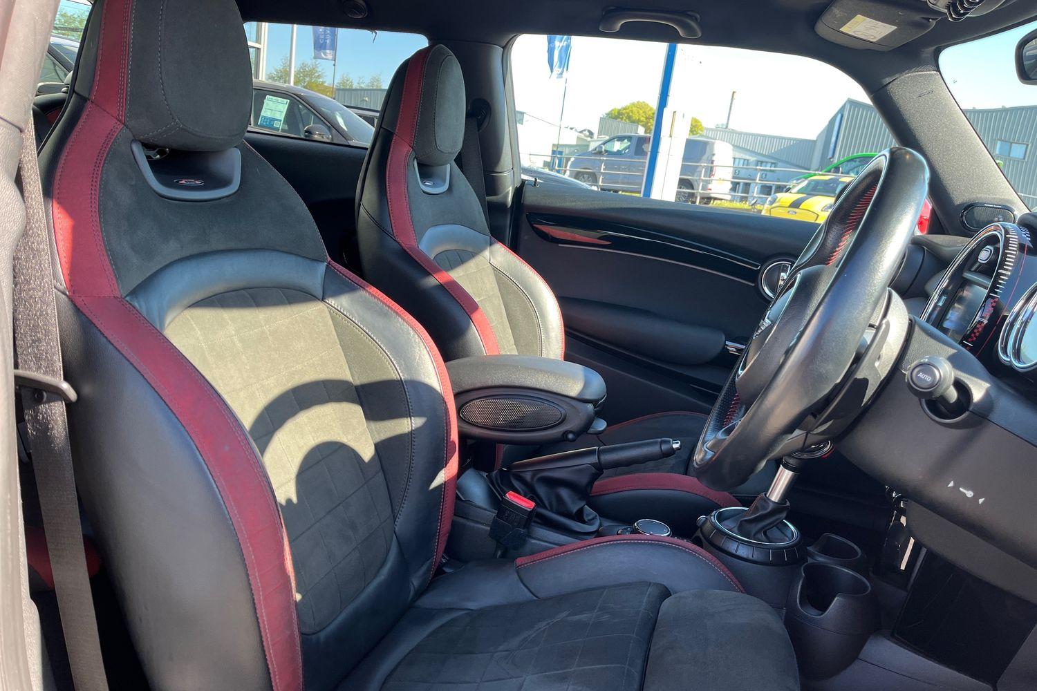 MINI HATCHBACK Photo 16