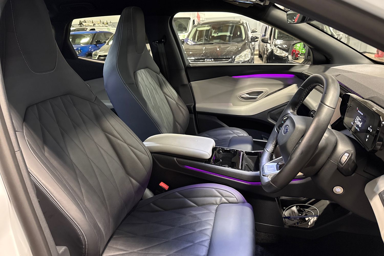 Ford Explorer Photo 16