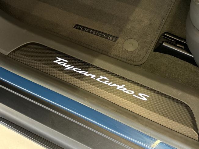 PORSCHE Taycan Photo 30