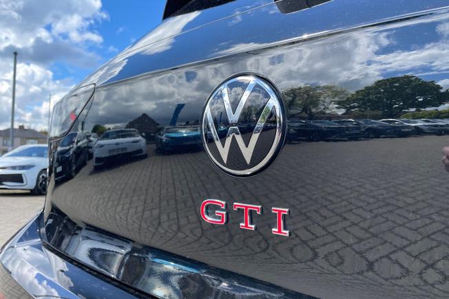 VOLKSWAGEN Golf Photo 21
