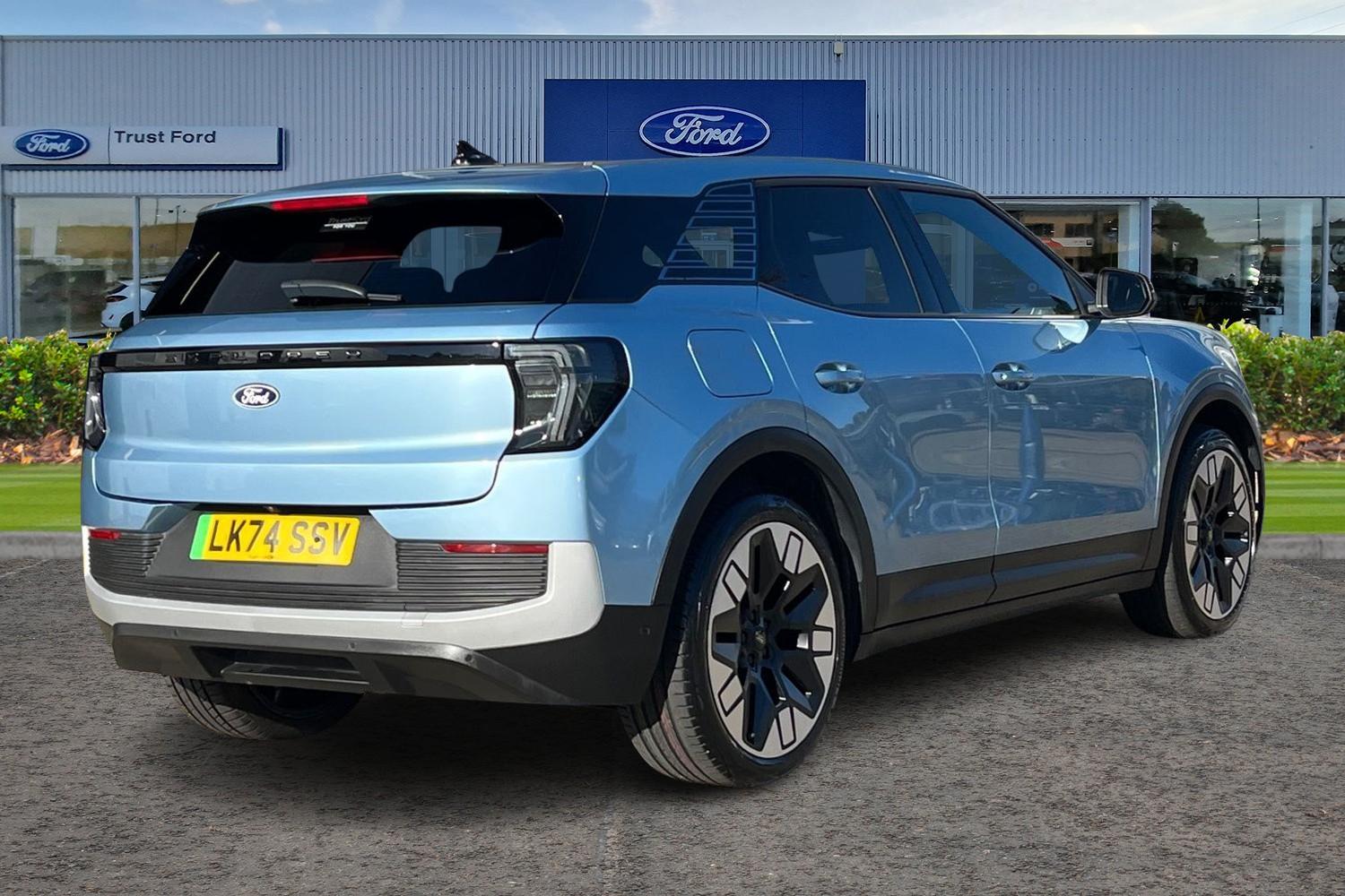 Ford Explorer Photo 3