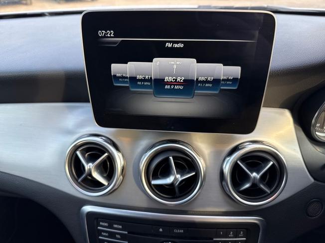 MERCEDES-BENZ GLA Photo 13