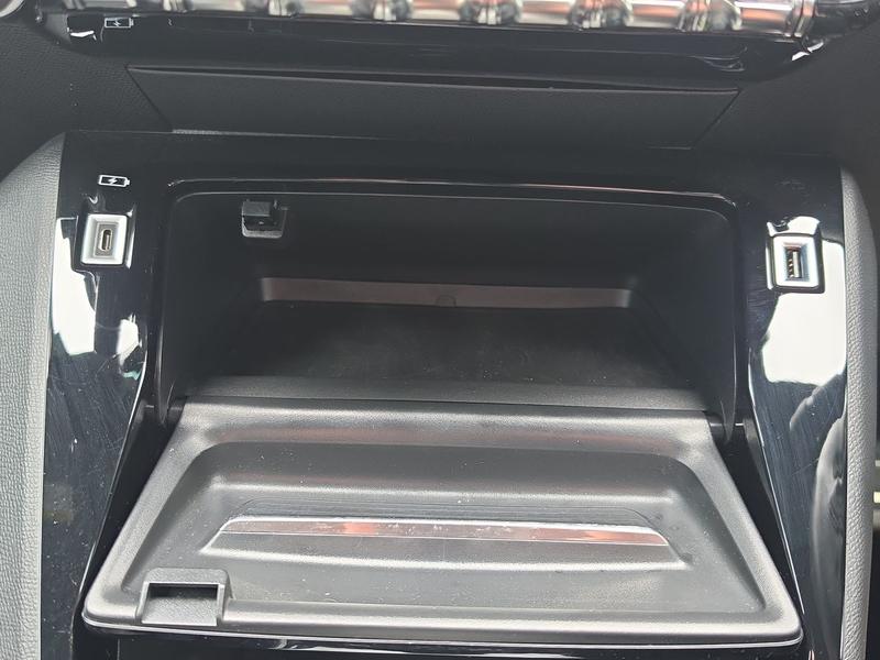 Used Peugeot E-208 AK22MYW 37