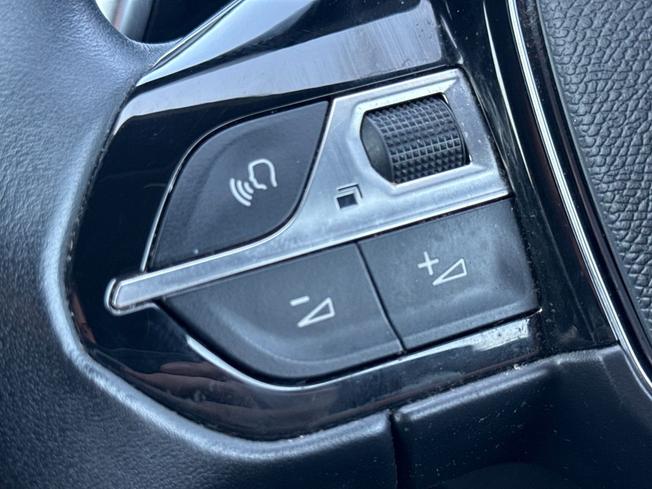 PEUGEOT 5008 Photo 16