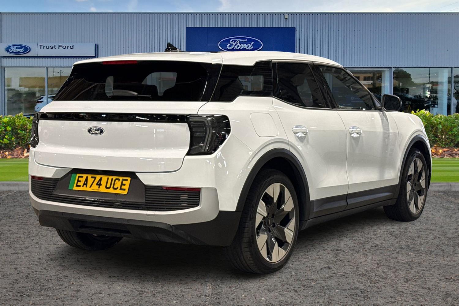 Ford Explorer Photo 3