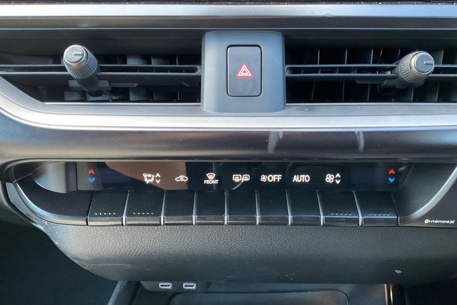Lexus UX Photo autoimg-0e7814db4e00d1469fa0a8851634e537dfe0f000.jpg