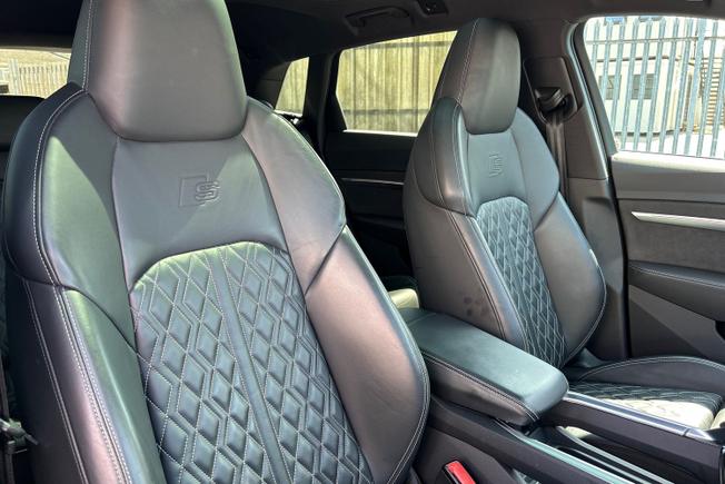 Audi e-tron S Photo 44