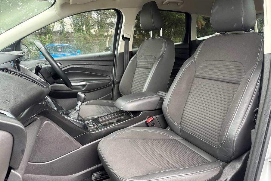Ford KUGA Photo autoimg-0ed5ff973081c77e415a8242a29aba7460567943.jpg
