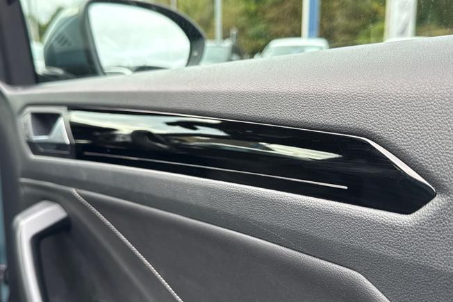 VOLKSWAGEN T-Roc Photo 31