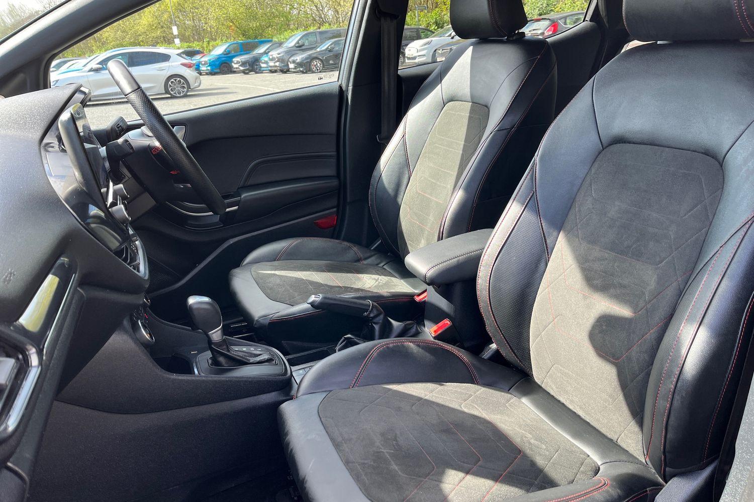 Ford FIESTA Photo 18