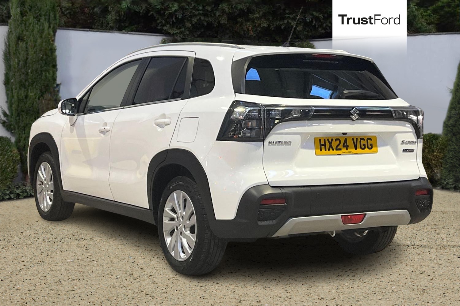 Suzuki S-CROSS Photo 1