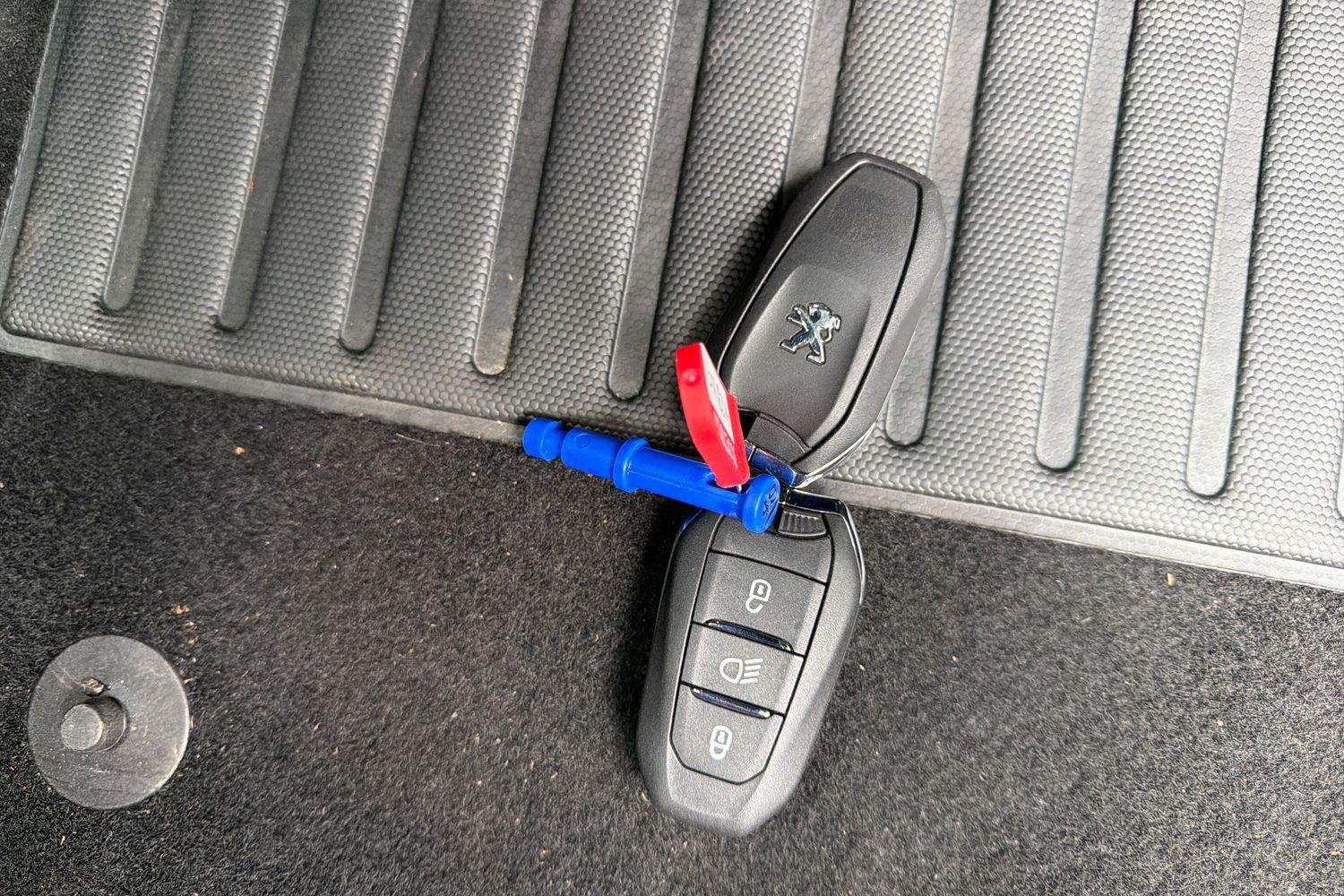 Peugeot E-2008 Photo 21