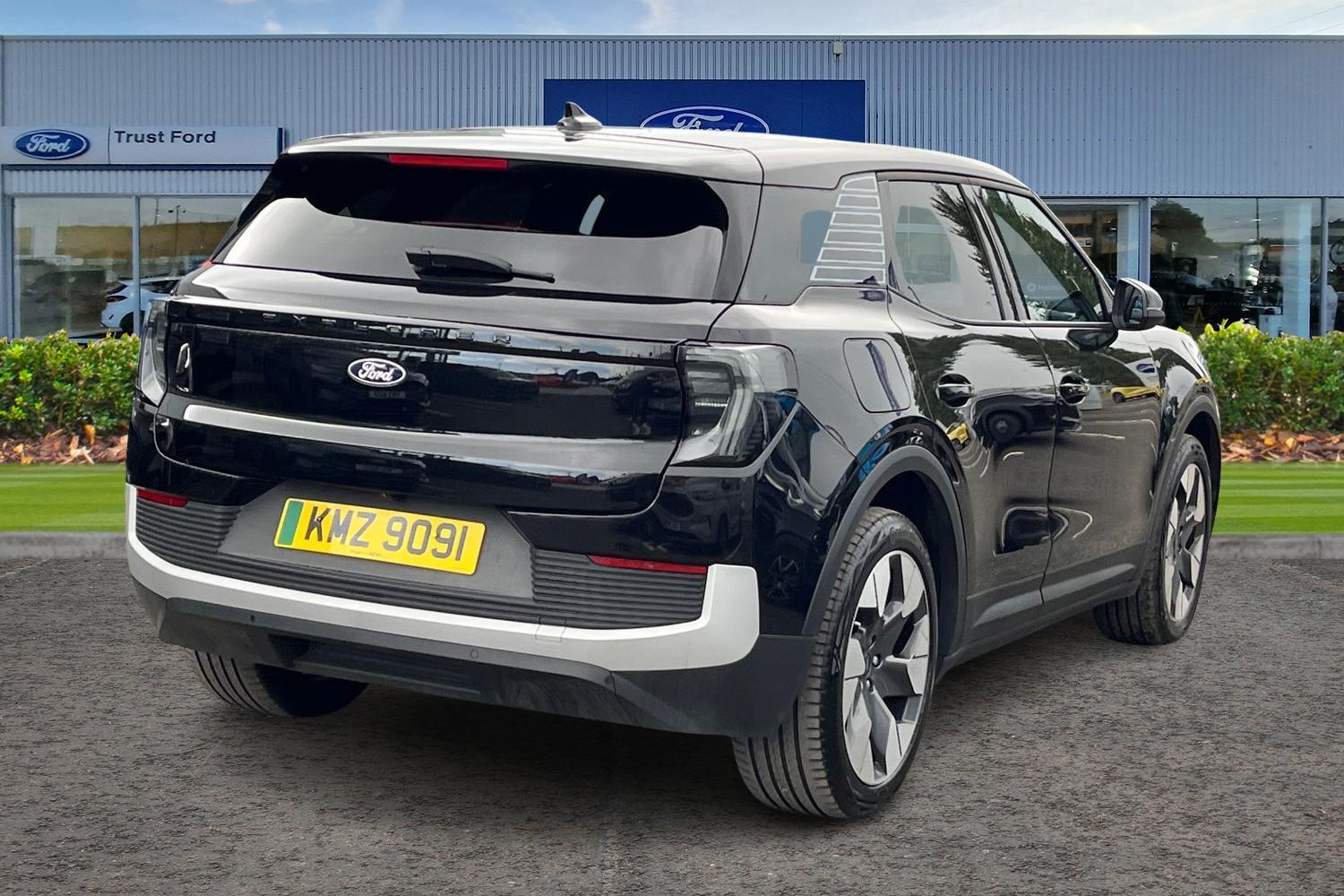Ford Explorer Photo 3